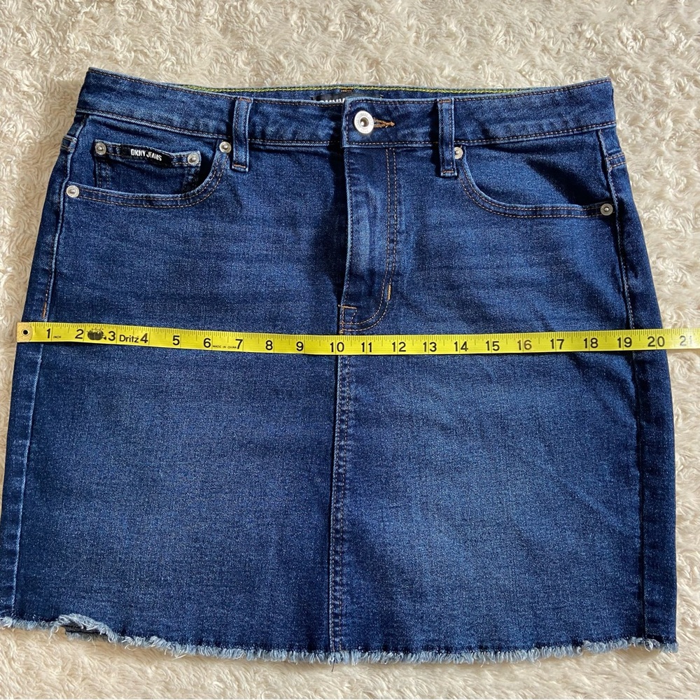 DKNY Jeans 5- Pocket Denim Mini Skirt Fray Finished Hem Size 12 - Picture 6 of 10